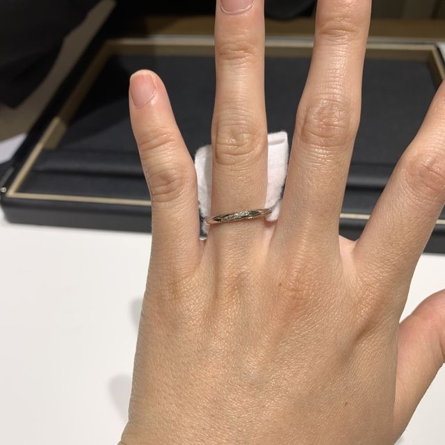 【ラザール ダイヤモンド(LAZARE DIAMOND)の口コミ】 ダイヤモンドがものすごく綺麗です。
5粒入ってますが、両側の2粒は小さめ…