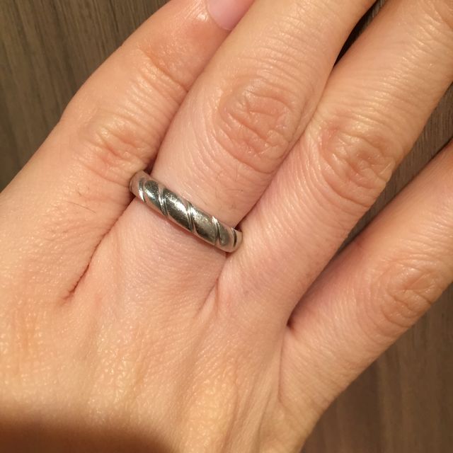 【ショーメ(CHAUMET)の口コミ】 プラチナ無垢のシンプルなデザインを夫が嫌がり、ひねりの効いたデザイン…