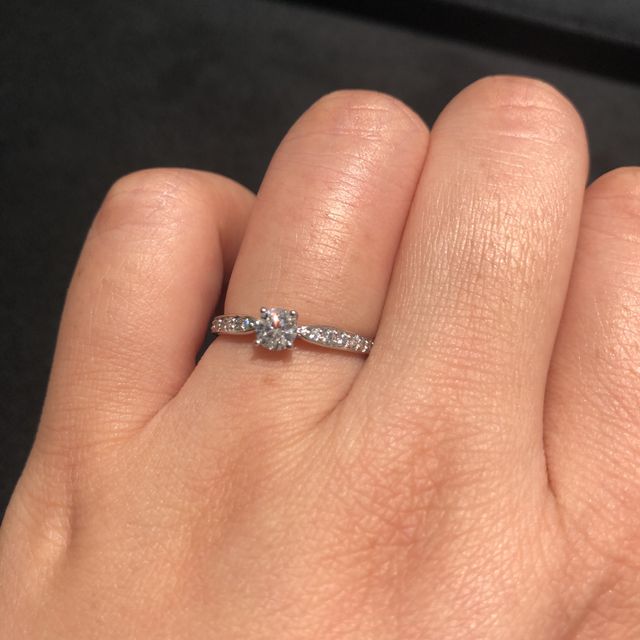 【ティファニー(Tiffany & Co.)の口コミ】 パヴェがリングに敷き詰められてるので婚約指輪っぽくないので歳をとって…