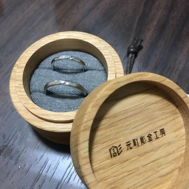 【鎌倉彫金工房の口コミ】 〈デザイン〉甲丸〈仕上げ〉クリア・ヘアライン
クロス加工にしてダイヤを…