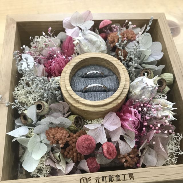 【鎌倉彫金工房の口コミ】 〈デザイン〉甲丸〈仕上げ〉クリア・ヘアライン
クロス加工にしてダイヤを…