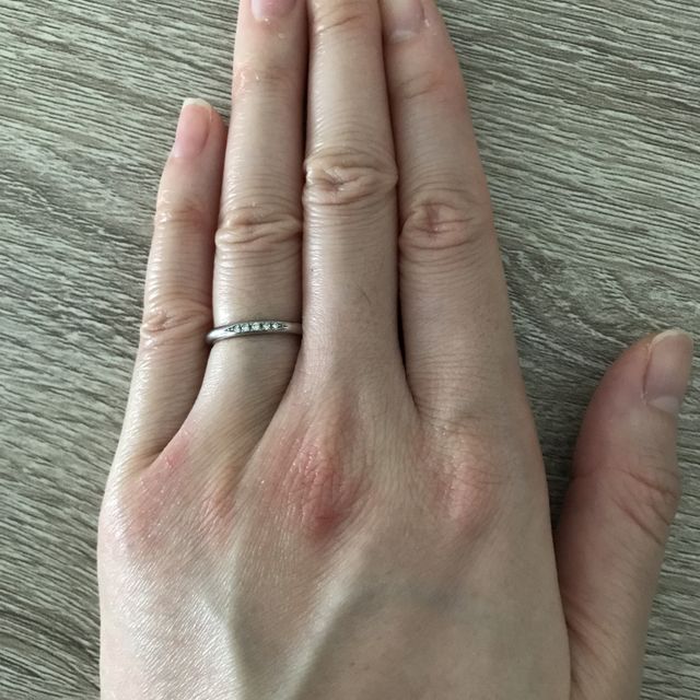 【銀座ダイヤモンドシライシの口コミ】 百合の葉についた朝露をイメージしているというコンセプトと真ん中を中心…