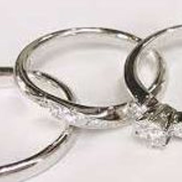 【ROYAL ASSCHER(ロイヤル・アッシャー)の口コミ】 婚約指輪のセットリングとして結婚指輪を見せていただいたのですが、上品…