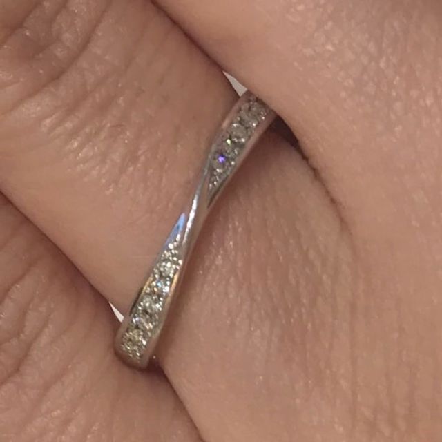 【BRILLIANCE+(ブリリアンスプラス)の口コミ】 細身のリングであり華奢な感じで私の指にフィットしていると思いました。…