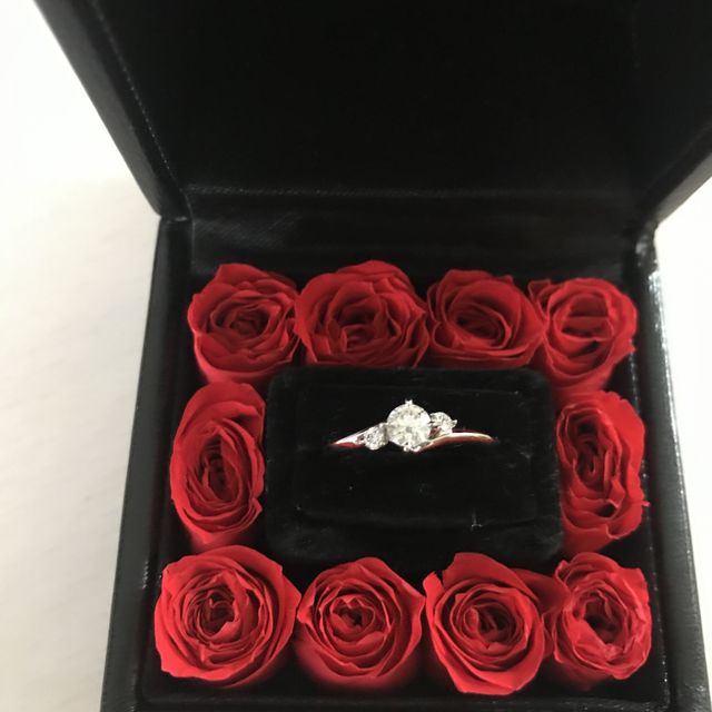 【エクセルコダイヤモンド(EXELCO DIAMOND)の口コミ】 たくさんあるデザインの中でこの形が1番気に入りました。斜めのラインが綺…