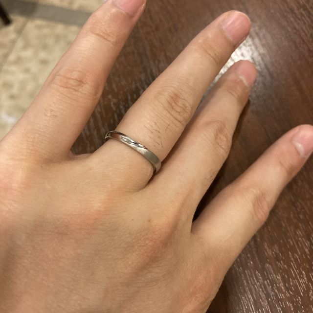 【銀座ダイヤモンドシライシの口コミ】 指輪のデザインがシンプル過ぎず、派手すぎずで、好みだったことと、ダイ…