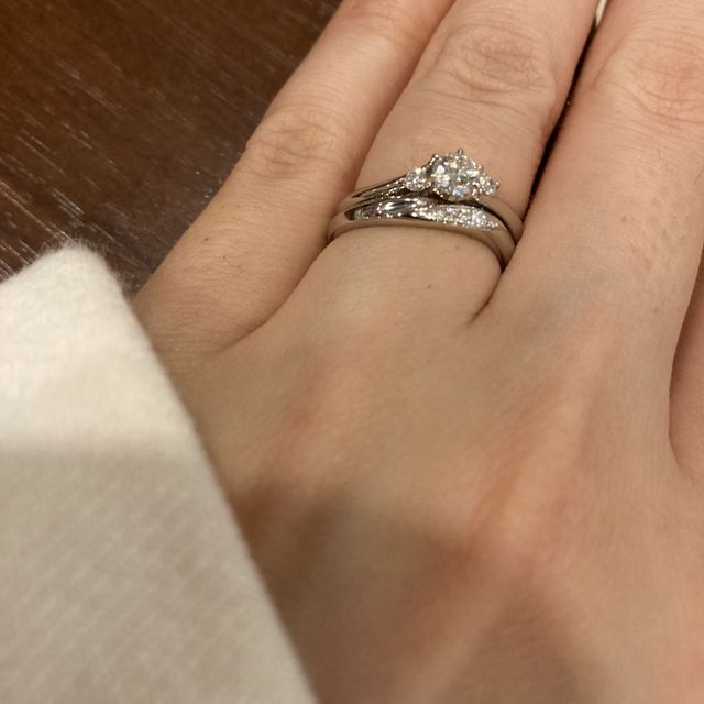 【銀座ダイヤモンドシライシの口コミ】 指の水かきの位置が中指と小指の高さが違うのでウェーブ型のものを選びま…