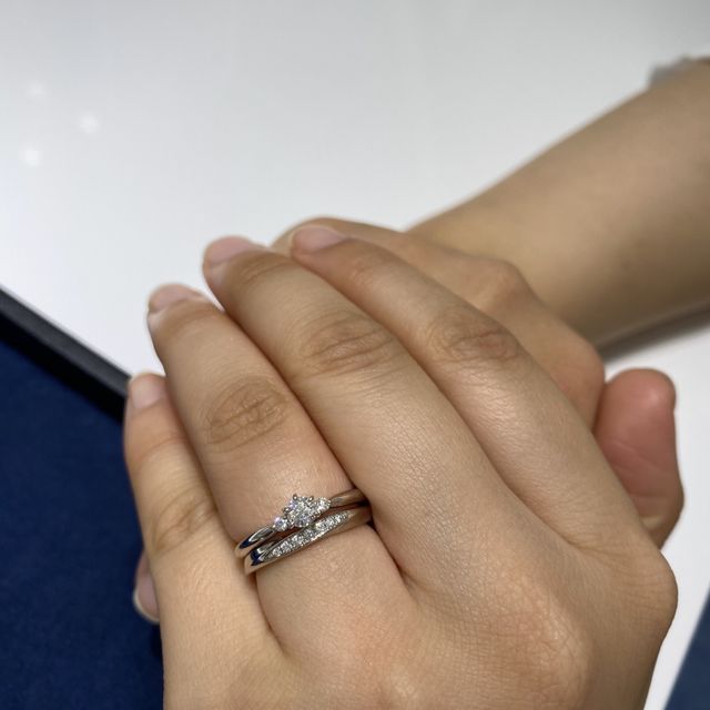 【4℃ BRIDAL(ヨンドシーブライダル)の口コミ】 ストレートなシンプルなタイプを探していたので、気に入っていっています…