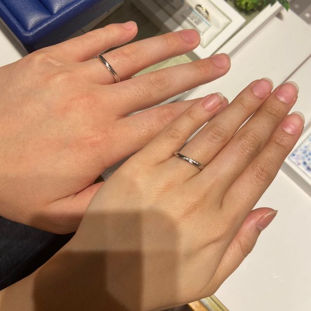 【銀座ダイヤモンドシライシの口コミ】 店員さんおすすめで、指輪のシルエットがとても綺麗でした。
彼女の方には…