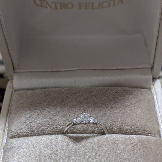 【WEDYの口コミ】 色々と見回ったがダイヤにこだわりたかった。
センターダイヤが大きく見え…