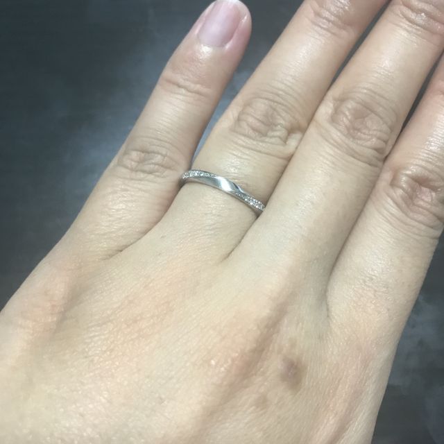 【4℃ BRIDAL(ヨンドシーブライダル)の口コミ】 ラインはストレートですが、ダイヤが左右に入っていて素敵でした。真ん中…