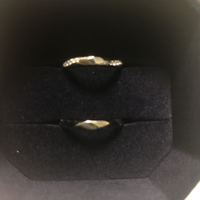 【4℃ BRIDAL(ヨンドシーブライダル)の口コミ】 ラインはストレートですが、ダイヤが左右に入っていて素敵でした。真ん中…