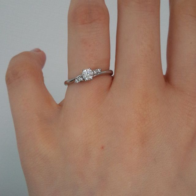 【ラザール ダイヤモンド(LAZARE DIAMOND)の口コミ】 曲線状の結婚指輪とセットで付けられることを条件に探していました。
こち…