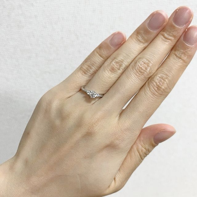 【エクセルコダイヤモンド(EXELCO DIAMOND)の口コミ】 カタログから気になったデザインの指輪を次々と見せて頂いてる中で、私も…