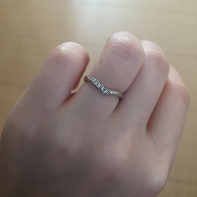 【4℃ BRIDAL(ヨンドシーブライダル)の口コミ】 まずはデザインが1番気に入りました。
太すぎず細すぎずなラインも気に入…