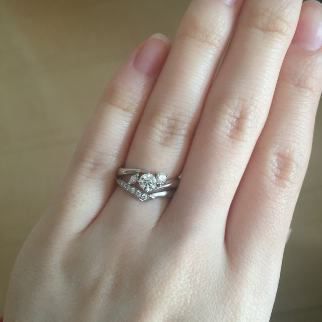 【MAHARAJA DIAMOND(マハラジャダイヤモンド)の口コミ】 結婚指輪との二重付けが出来る指輪のデザインを探していました。
結婚指輪…