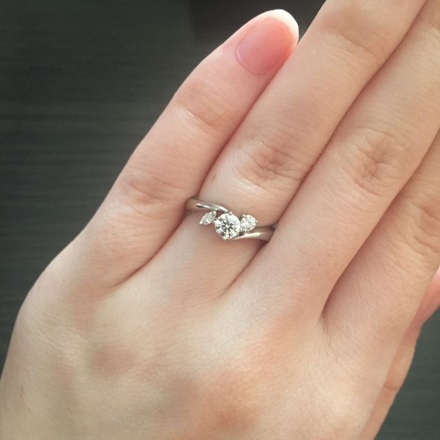 【MAHARAJA DIAMOND(マハラジャダイヤモンド)の口コミ】 結婚指輪との二重付けが出来る指輪のデザインを探していました。
結婚指輪…