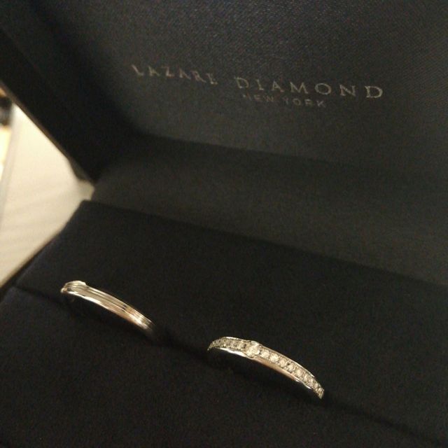 【ラザール ダイヤモンド(LAZARE DIAMOND)の口コミ】 キラキラした指輪がよかったので、大きなダイヤモンドが中央に一粒あって…