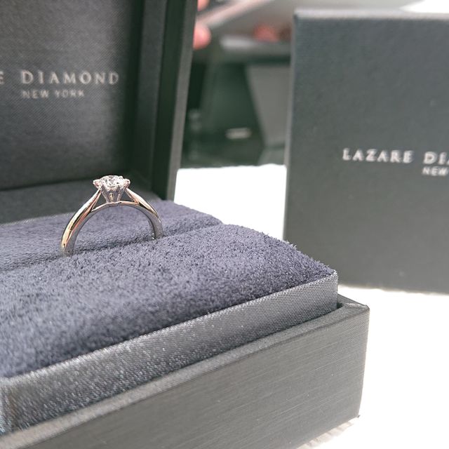 【ラザール ダイヤモンド(LAZARE DIAMOND)の口コミ】 他のブランドも検討していた中で、ダイヤに向かって細くなるリングのデザ…