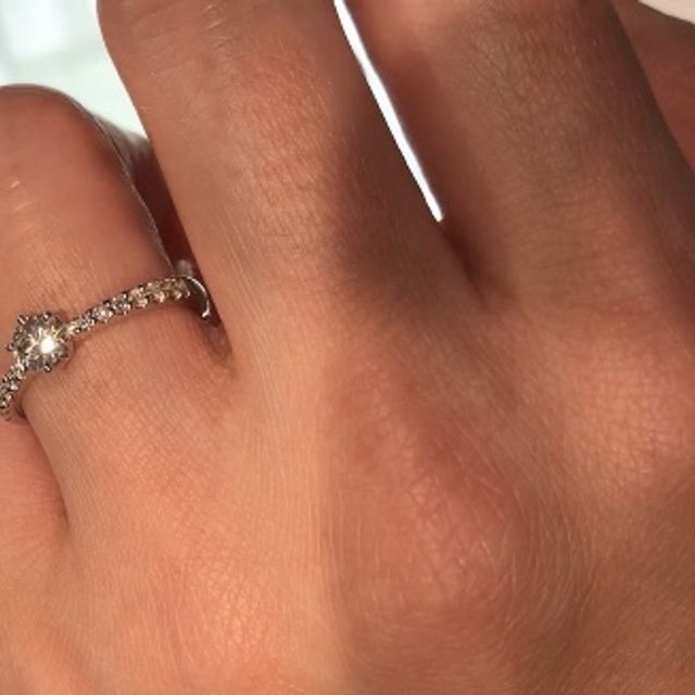 【モニッケンダム(MONNICKENDAM)の口コミ】 センターのダイヤを中心にメレダイヤがサイドに散りばめられた、ゴージャ…