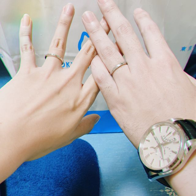 【エクセルコダイヤモンド(EXELCO DIAMOND)の口コミ】 デザインに一目惚れして購入を決めました！
指輪を反対にしてはめるとまた…