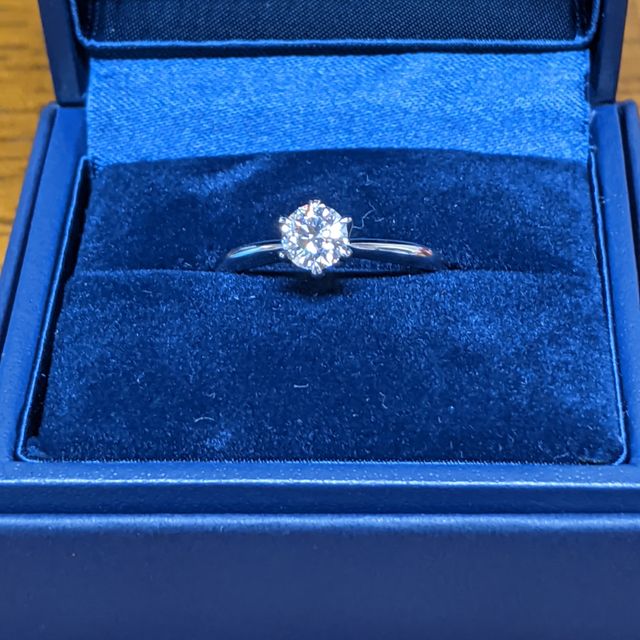 【銀座ダイヤモンドシライシの口コミ】 いくつかのダイアモンドを拝見し、比較検討しましたが、写真のダイヤモン…
