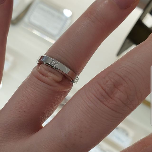 【CHARMY(チャーミー)の口コミ】 全体的に艶出しで、上下が斜めに切り落とされている加工がはいっている。
…