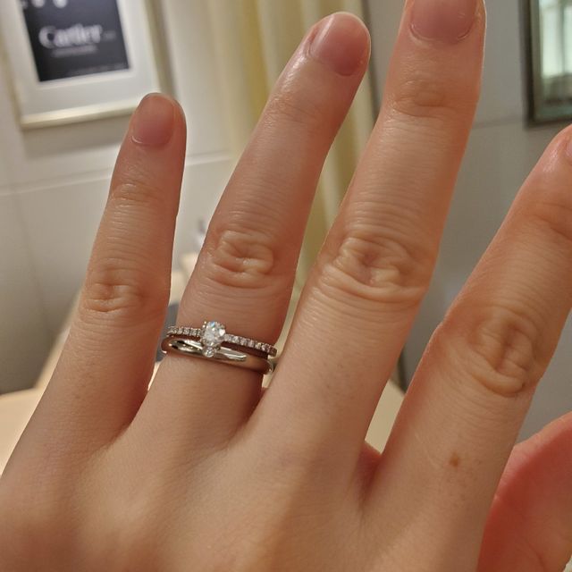 【カルティエ(Cartier)の口コミ】 シンプルに艶出しで真ん中には丸い一石がある。
全体的にはまるみがあり、…