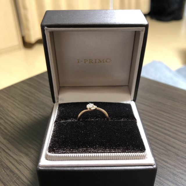 【アイプリモ(I-PRIMO)の口コミ】 シンプルなデザインを重視して選びました。
センターには大小二つのダイヤ…