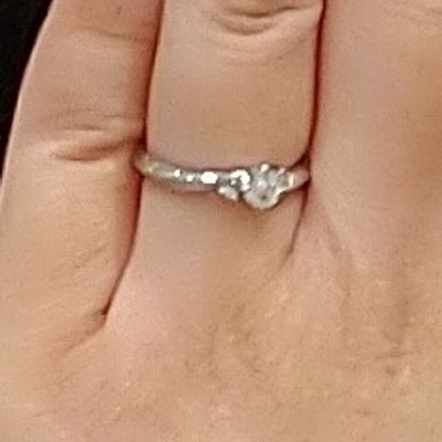 【アイプリモ(I-PRIMO)の口コミ】 プラチナが良かった。ダイヤの横に小さなダイヤがあるので中心のダイヤの…