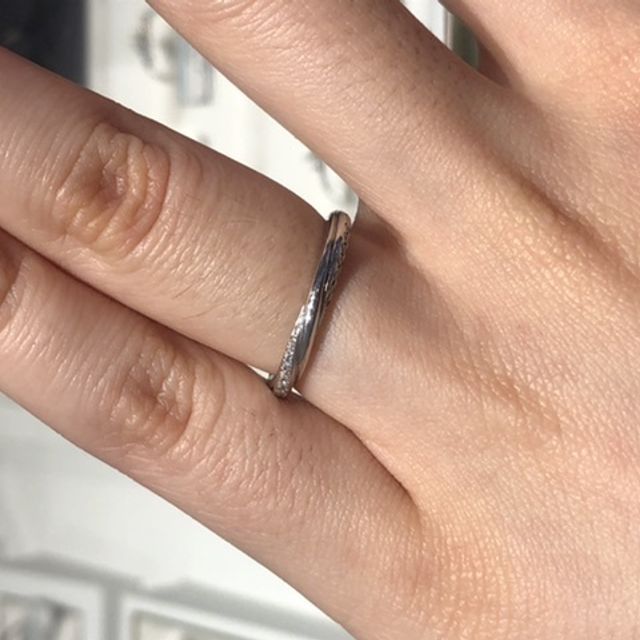 【銀座ダイヤモンドシライシの口コミ】 質にこだわったメレダイヤが17個ほど側面に並んでいるデザイン。人から見…