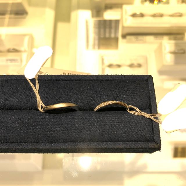 【4℃ BRIDAL(ヨンドシーブライダル)の口コミ】 ストレートのベースに斜めにダイヤが埋め込まれ、華奢なデザインが気に入…