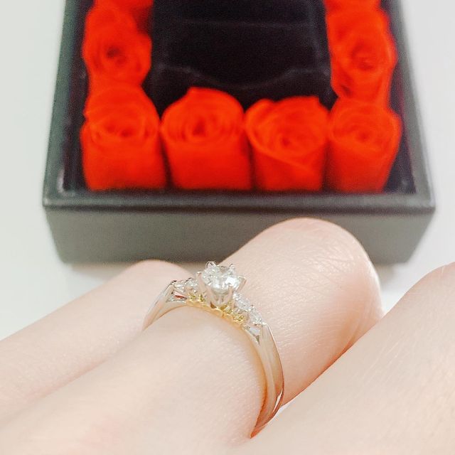 【エクセルコダイヤモンド(EXELCO DIAMOND)の口コミ】 婚約指輪はアンサンブルというデザインに決めました。
決め手はサイドに小…