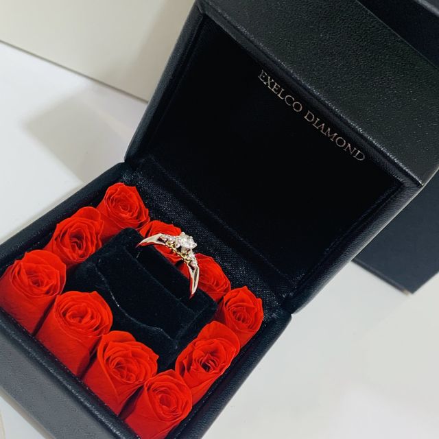 【エクセルコダイヤモンド(EXELCO DIAMOND)の口コミ】 婚約指輪はアンサンブルというデザインに決めました。
決め手はサイドに小…