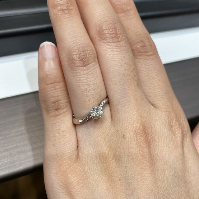 【ラザール ダイヤモンド(LAZARE DIAMOND)の口コミ】 デザインはシンプルで飽きの来にくいデザインだと思い  ます。
ただ、シン…