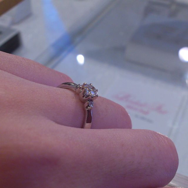 【STAR JEWELRY(スタージュエリー)の口コミ】 婚約指輪には立て爪タイプのものを探しており、
大きなダイヤの両側に小さ…