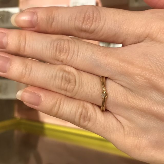 【ケイウノ ブライダル(K.UNO BRIDAL)の口コミ】 美女と野獣デザインの指輪です。細身なので華奢な指の方に似合うと思いま…