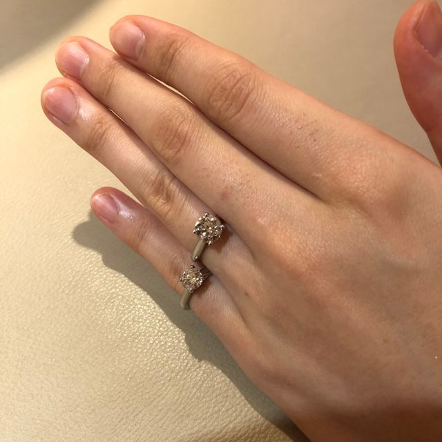 【ティファニー(Tiffany & Co.)の口コミ】 
ティファニーは昔からアクセサリーなど、
身に付けることが多く、
婚約指…