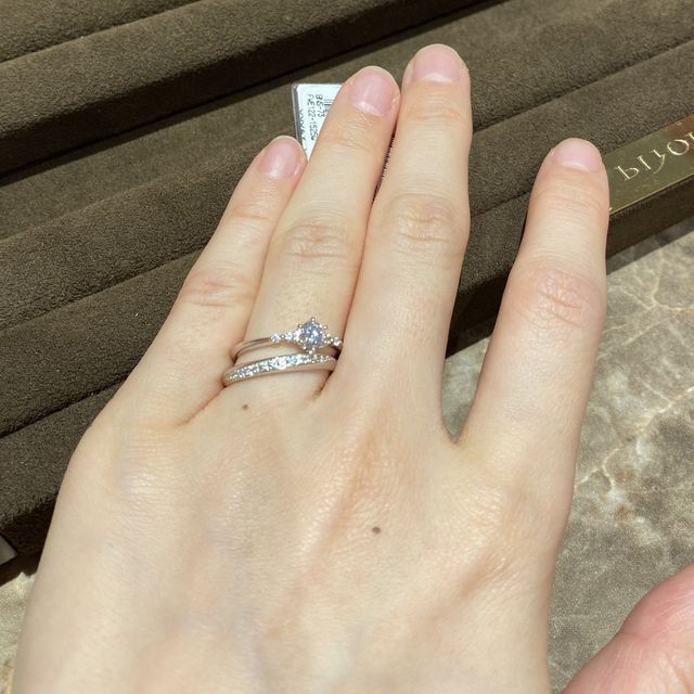 【Flowaves(フロウェーブス)の口コミ】 ダイヤモンドがキラキラしたデザインが好みだったので、指輪を試着しまし…