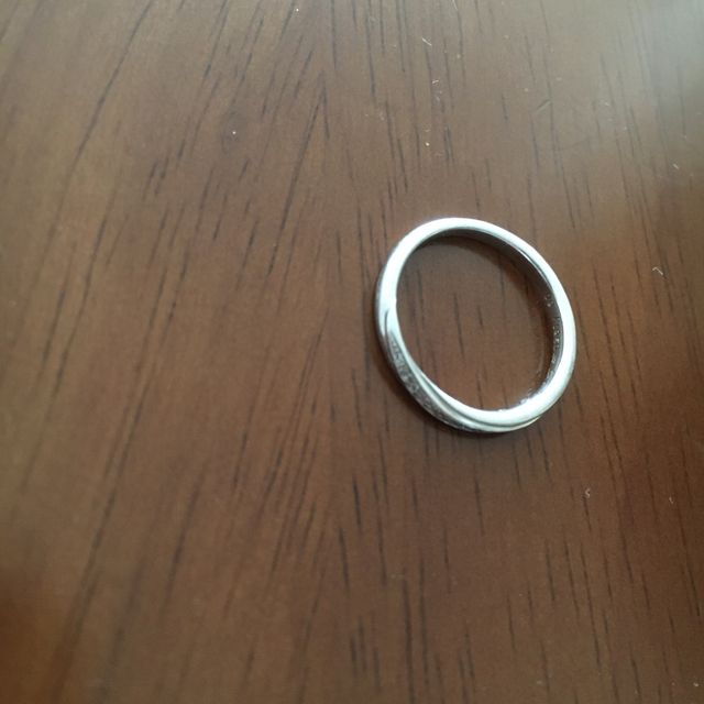 【JEWELRY STUDIO Advance(ジュエリースタジオアドバンス)の口コミ】 女性用で指が細く見えるような斜めになっているデザインでダイヤが小さく…