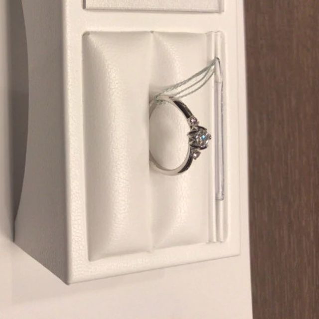 【BRIDGE(ブリッジ)の口コミ】 リングの細かい装飾が非常に綺麗でダイヤモンドの存在感もバッチリなリン…