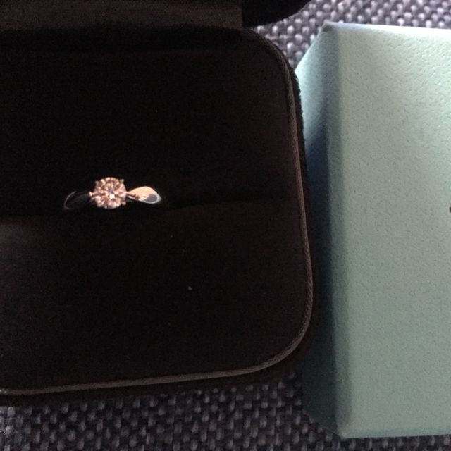 【ティファニー(Tiffany & Co.)の口コミ】 旦那さんに買ってもらったんですが、2人の記念日が28日なので0.28カラット…