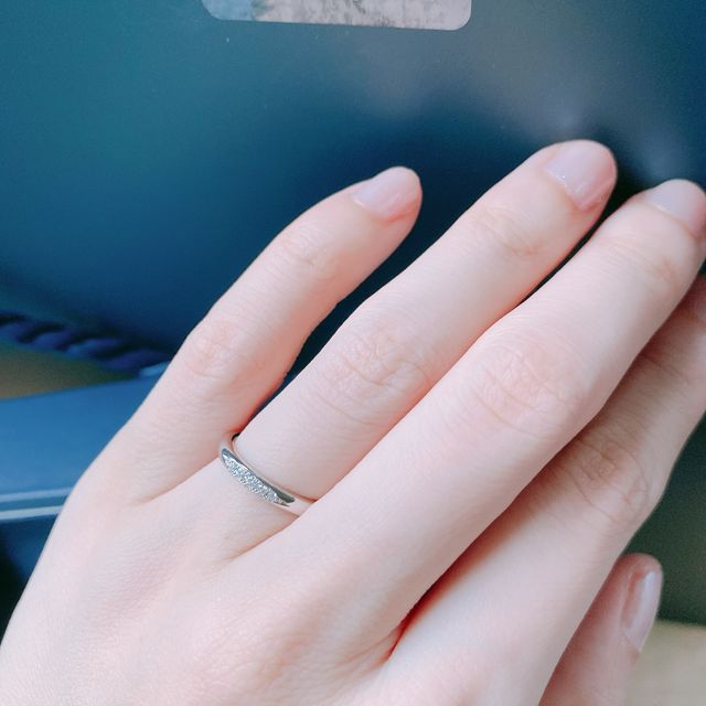 【銀座ダイヤモンドシライシの口コミ】 ダイヤモンドが控えめの指輪です。
ただ付いているダイヤモンドが5つと珍…