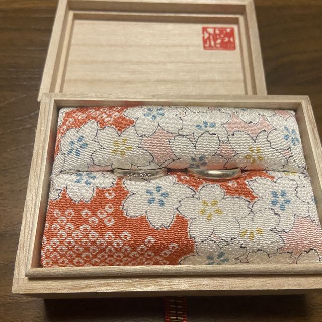 【杢目金屋(もくめがねや)の口コミ】 木目調のリングというところに心惹かれました。
和のテイストが手に馴染み…