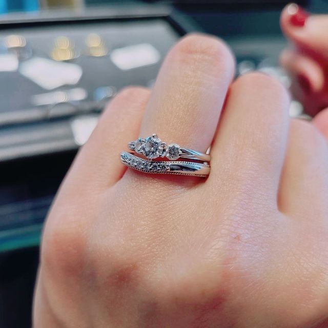 【エクセルコダイヤモンド(EXELCO DIAMOND)の口コミ】 Vラインのマリッジリングです。自分のエンゲージリングとの相性がとてもよ…