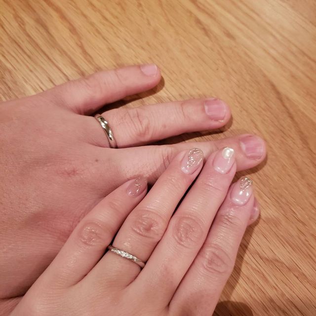 【宝寿堂(ほうじゅどう)の口コミ】 シンプルで飽きのこない、いつまでも使える物を選びました。
新婦の指輪は…
