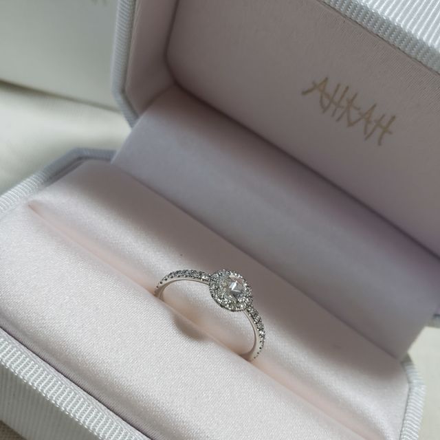【AHKAH(アーカー)の口コミ】 元々AHKAHのジュエリーに憧れがあり、婚約指輪はAHKAHで！と決めていまし…