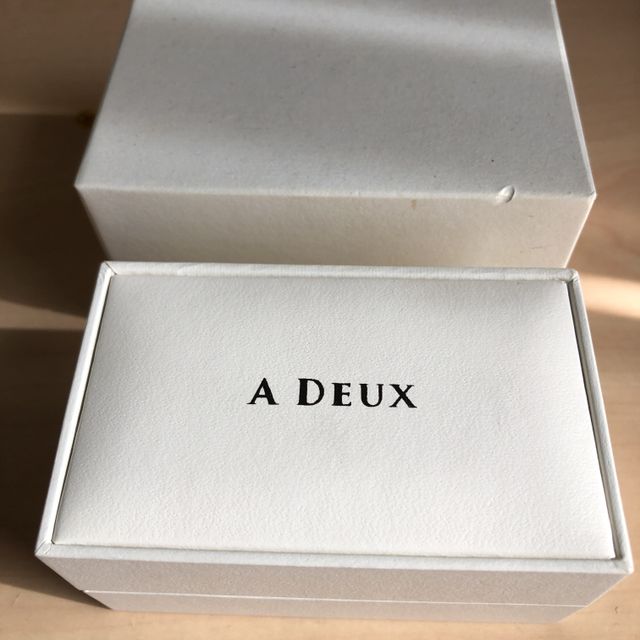 【A DEUX(アドゥー)の口コミ】 最初は色んな指輪に目移りしたのですが、この指輪を見た時に凄くデザイン…