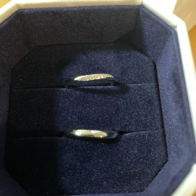 【4℃ BRIDAL(ヨンドシーブライダル)の口コミ】 シンプルでいて少しデザインのあるものを選んでいたこともあり、S字タイプ…