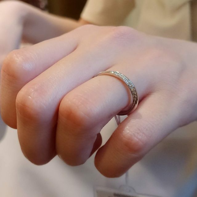 【銀座ダイヤモンドシライシの口コミ】 元々ストレートでダイヤが斜めに入っているデザインで探していました。
他…